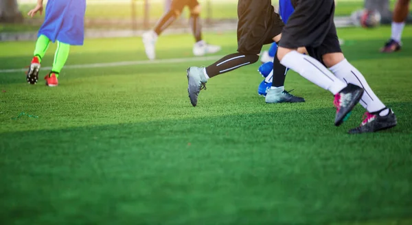 Equipo Fútbol Infantil Aprendiendo Trotando Con Entrenador Actividad Vacaciones —  Fotos de Stock