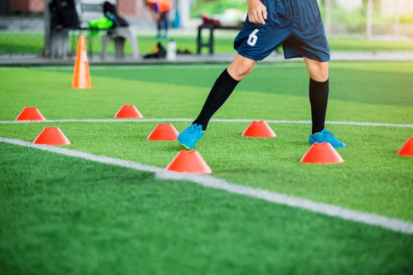 Jogador Futebol Jogging Saltar Entre Marcadores Cone Relva Artificial Verde — Fotografia de Stock