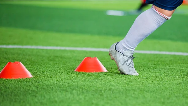 Jogador Futebol Jogging Saltar Entre Marcadores Cone Relva Artificial Verde — Fotografia de Stock