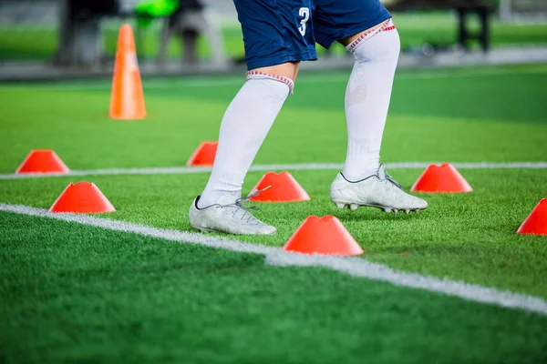 Jogador Futebol Jogging Saltar Entre Marcadores Cone Relva Artificial Verde — Fotografia de Stock