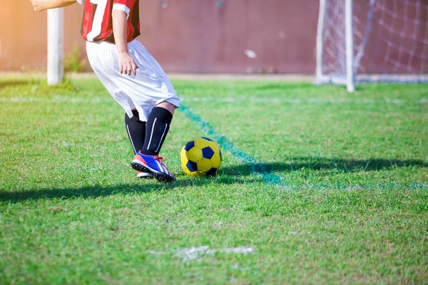 Kid Fotbal Hráče Rychlost Běhu Střílet Míč Cíli Zelené Trávě — Stock fotografie