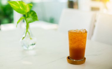 limon ve kafede beyaz masada buz çay kokteyl cola.