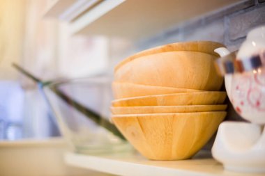 restoranda raflarda ahşap kase