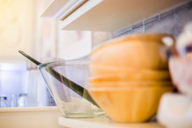 restoranda raflarda ahşap kase