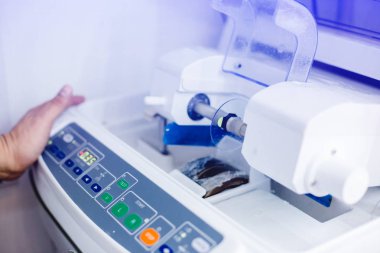 Makine Taşlama ve lensler için gözlük optik bir mağazada süsleme için