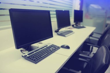 Kompozit görüntü, bilgisayar ofis veya eğitim odası. parlak bir iç tablo bilgisayardır. beyaz masa ve bilgisayar pc ve fare Office siyah döner sandalye.