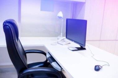 parlak bir iç tablo bilgisayardır. Beyaz Yöneticisi masa ve bilgisayar pc ve fare Office siyah döner sandalye.