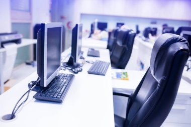 Kompozit görüntü, bilgisayar ofis veya eğitim odası. parlak bir iç tablo bilgisayardır. beyaz masa ve bilgisayar pc ve fare Office siyah döner sandalye.
