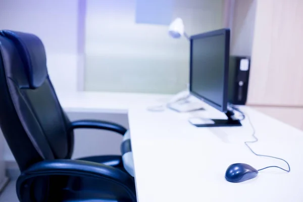 Computador Está Sobre Mesa Interior Brilhante Branco Gerente Mesa Cadeira — Fotografia de Stock