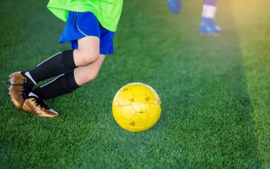 Çocuk futbol oyuncu hızını denetlemek için çalıştırmak ve topu hedefe ateş. Çocuk futbolcular topu tekmeleme tarafından kavga