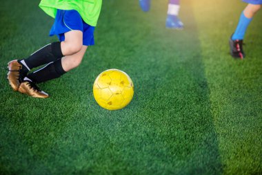 Çocuk futbol oyuncu hızını denetlemek için çalıştırmak ve topu hedefe ateş. Çocuk futbolcular topu tekmeleme tarafından kavga
