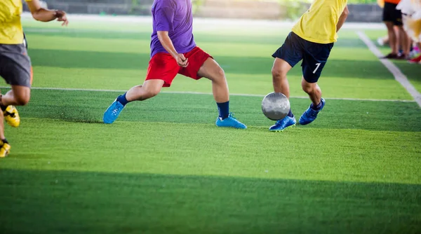 Futbol Oyuncuları Tuzak Hedefe Ateş Topu Kontrol Için Çalıştırın Topu — Stok fotoğraf