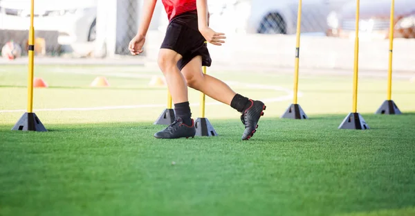 Giocatore Calcio Jogging Saltare Tra Marcatore Ostacoli Gialli Allenamento Calcio — Foto Stock