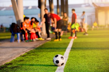 touchlines bulanık ile yapay çim, futbol topu oyunda futbol oyuncu ve koç koçluk.