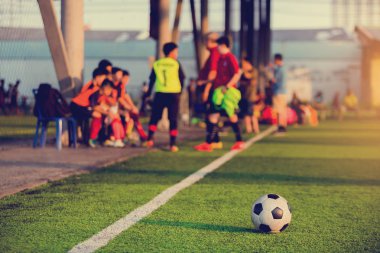 touchlines bulanık ile yapay çim, futbol topu oyunda futbol oyuncu ve koç koçluk.