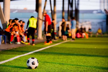 touchlines bulanık ile yapay çim, futbol topu oyunda futbol oyuncu ve koç koçluk.