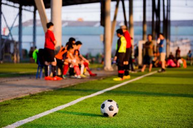 touchlines bulanık ile yapay çim, futbol topu oyunda futbol oyuncu ve koç koçluk.