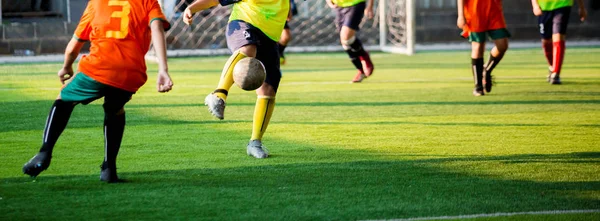 选择性聚焦儿童足球运动员速度跑控制和投篮到球门 儿童足球运动员通过踢皮球打架 — 图库照片