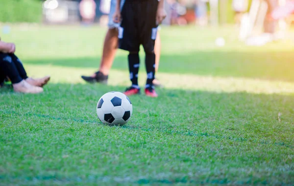 Kid Velocità Giocatore Calcio Correre Sparare Palla Porta Erba Verde — Foto Stock