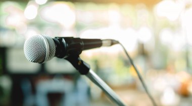 renkli Böke ile komedi aşamaya kadar bir stand üzerinde mikrofon