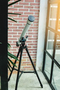 kırmızı tuğla duvar beyaz teleskopla