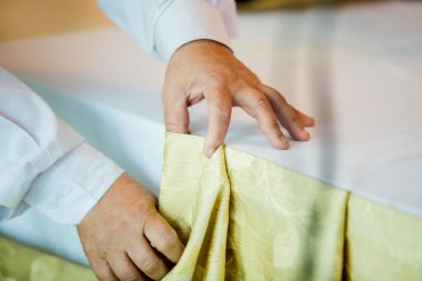 Eller personel masa örtüsü PIN ve süslemeleri Konuklar için hazırlanıyor