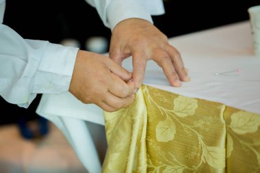 Eller personel masa örtüsü PIN ve süslemeleri Konuklar için hazırlanıyor