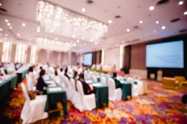 Bulanık oditoryum ve Hissedarlar toplantısı veya seminer etkinlik için projektör.