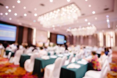 Bulanık oditoryum ve Hissedarlar toplantısı veya seminer etkinlik için projektör.