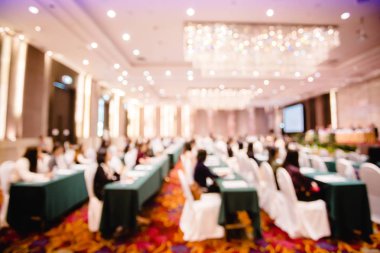 Bulanık oditoryum ve Hissedarlar toplantısı veya seminer etkinlik için projektör.