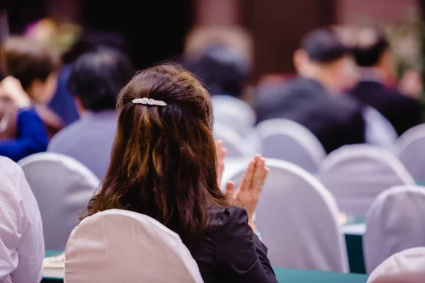 Mulher Negócios Sentada Clap Auditório Para Reunião Acionistas Evento Seminário — Fotografia de Stock