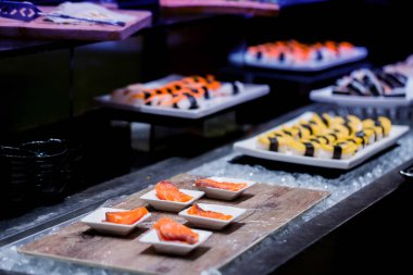 Seçici odak açık büfe tablo Japon yemekleri