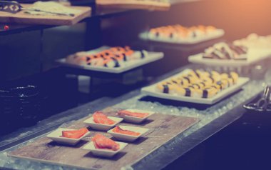 Seçici odak açık büfe tablo Japon yemekleri