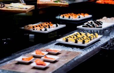 Seçici odak açık büfe tablo Japon yemekleri