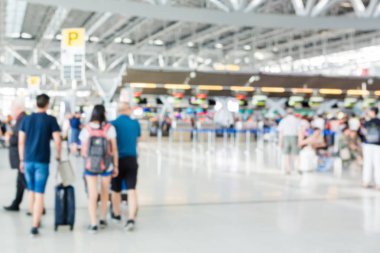 Soyut bulanıklık ve arka plan için Havaalanı terminal iç defocused. Havaalanı terminal bulanık yolcu.