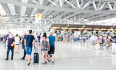 Soyut bulanıklık ve arka plan için Havaalanı terminal iç defocused. Havaalanı terminal bulanık yolcu.