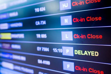 Uçuş bilgi yönetim kurulu uluslararası havaalanının görüntülemek için seçici odak. Bilgi için yolcu Airport terminal.