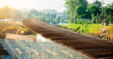 İnşaat imalat çelik takviye çubuğu köprüsü inşaat sahasında. Açık havada metal çelik çerçeve yapım aşamasındadır. Yapım aşamasında anlayışı.