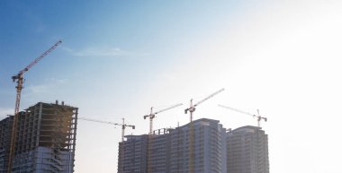 Bina vinç ve binaların yapım aşamasında. İnşaat vinç ve mavi gökyüzü karşı bina