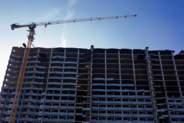 Bina vinç ve binaların yapım aşamasında. İnşaat vinç ve mavi gökyüzü karşı bina