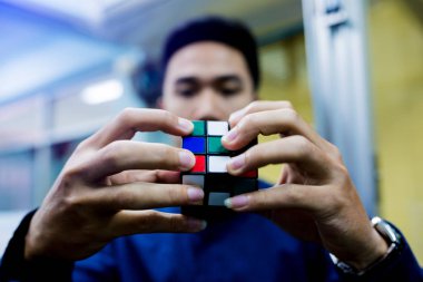 Rubik küp teknik ve beyin eğitimi kavramı ve sorun çözme iş tutan adam.
