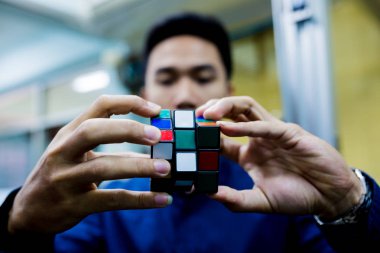 Rubik küp teknik ve beyin eğitimi kavramı ve sorun çözme iş tutan adam.