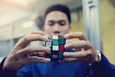Rubik küp teknik ve beyin eğitimi kavramı ve sorun çözme iş tutan adam.