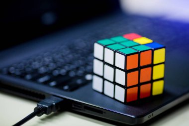 Rubik küpü laptop. Teknik ve iş beyin eğitim kavramı ve sorun çözme.