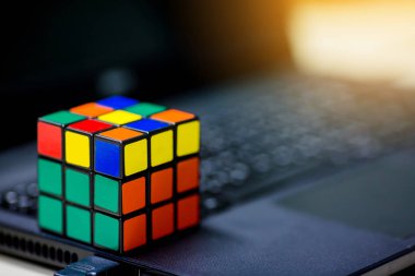 Rubik küpü laptop. Teknik ve iş beyin eğitim kavramı ve sorun çözme.