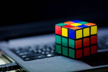 Rubik küpü laptop. Teknik ve iş beyin eğitim kavramı ve sorun çözme.