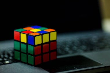 Rubik küpü laptop. Teknik ve iş beyin eğitim kavramı ve sorun çözme.