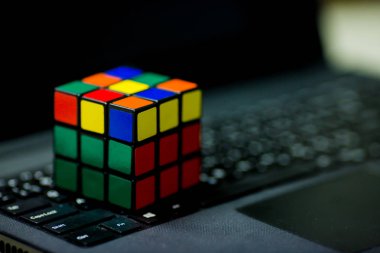 Rubik küpü laptop. Teknik ve iş beyin eğitim kavramı ve sorun çözme.