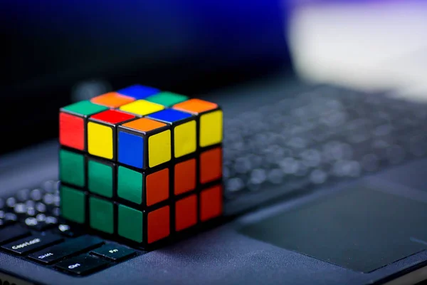 鲁比克的立方体在笔记本电脑上 技术和业务解决问题和大脑训练概念 — 图库照片