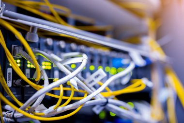 seçici odak ethernet kabloları ve ağ hub Lan sistemi iletişim geçiş. UTP kablo ve bilgisayar ağ aygıtı